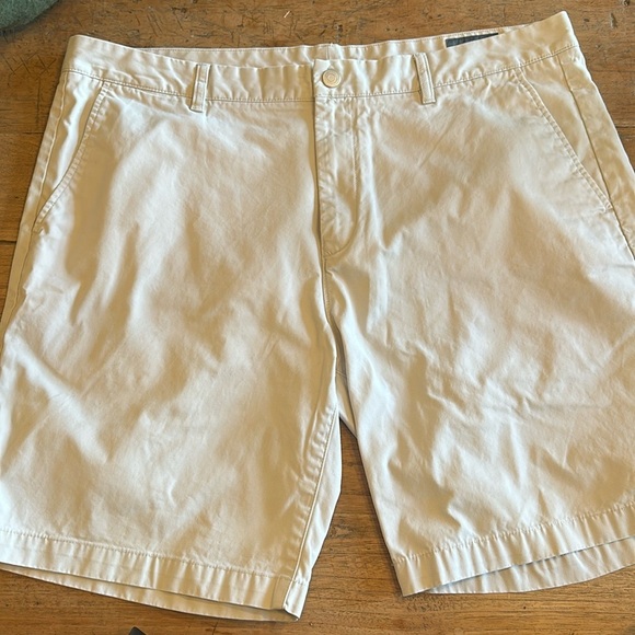 EUC Bonobos khaki shorts classic preppy flat front waist 40 - Picture 1 of 10